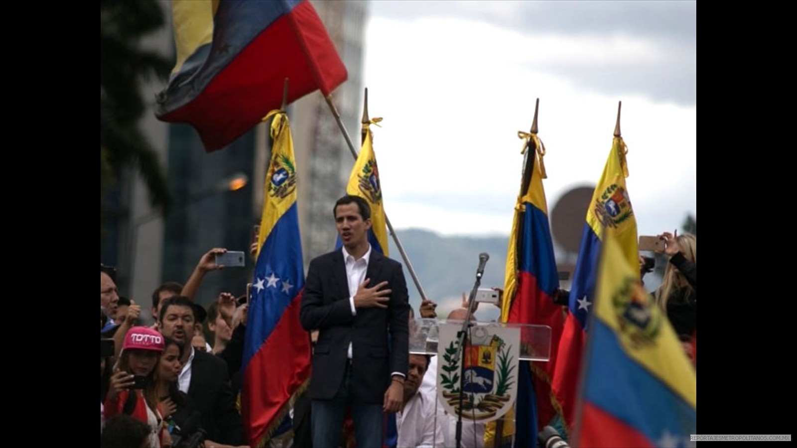 OPOSITOR DE MADURO SE AUTOPROCLAMA PRESIDENTE INTERINO DE VENEZUELA