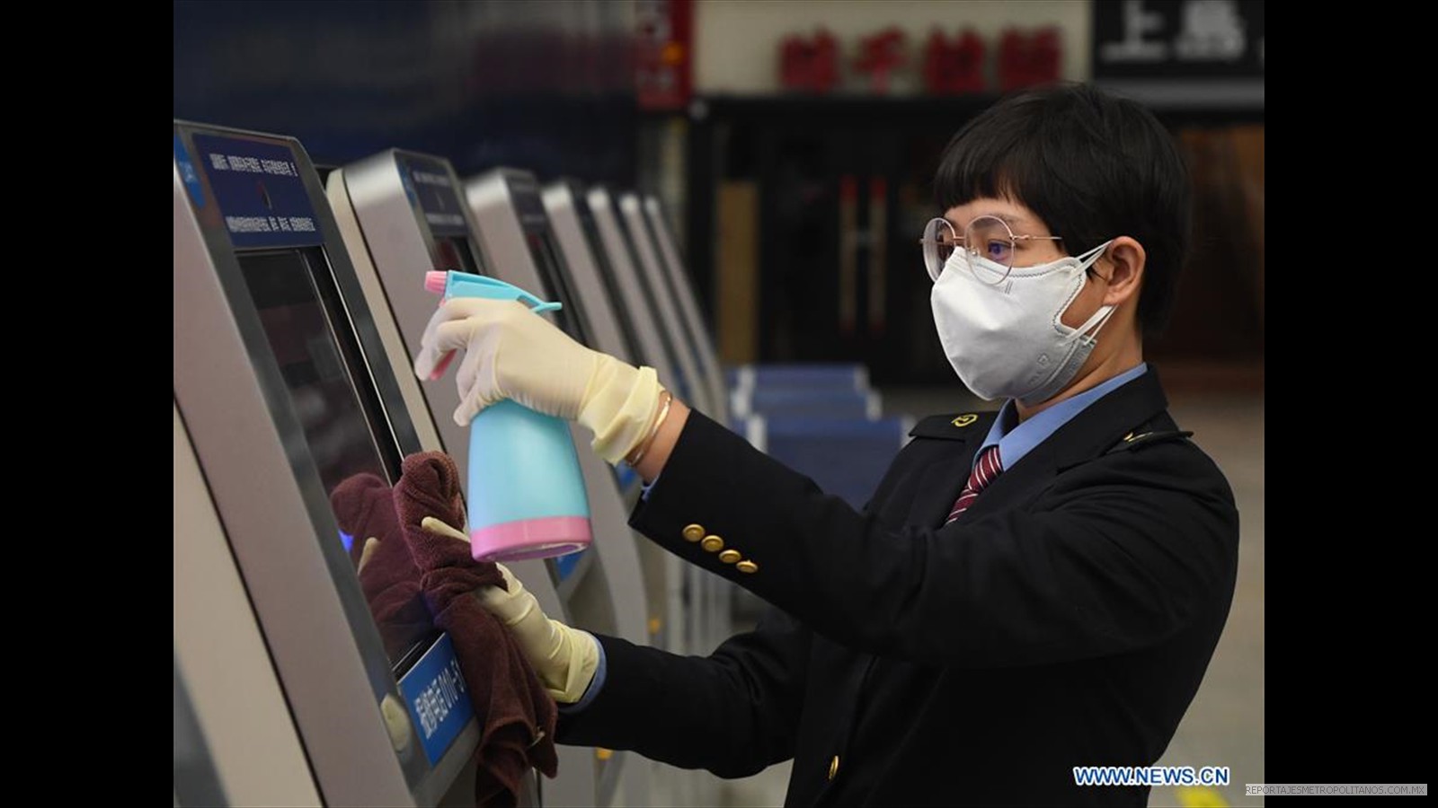 Desinfectan las máquinas expendedora de boletos en la estación de tren sur de Beijing