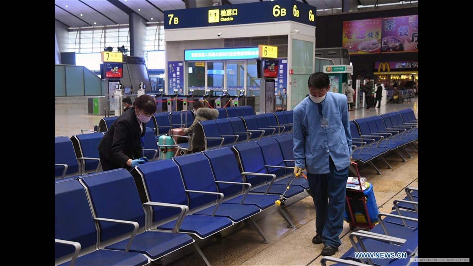 Desinfecta la sala de espera en la estación de tren sur de Beijing en Beijing