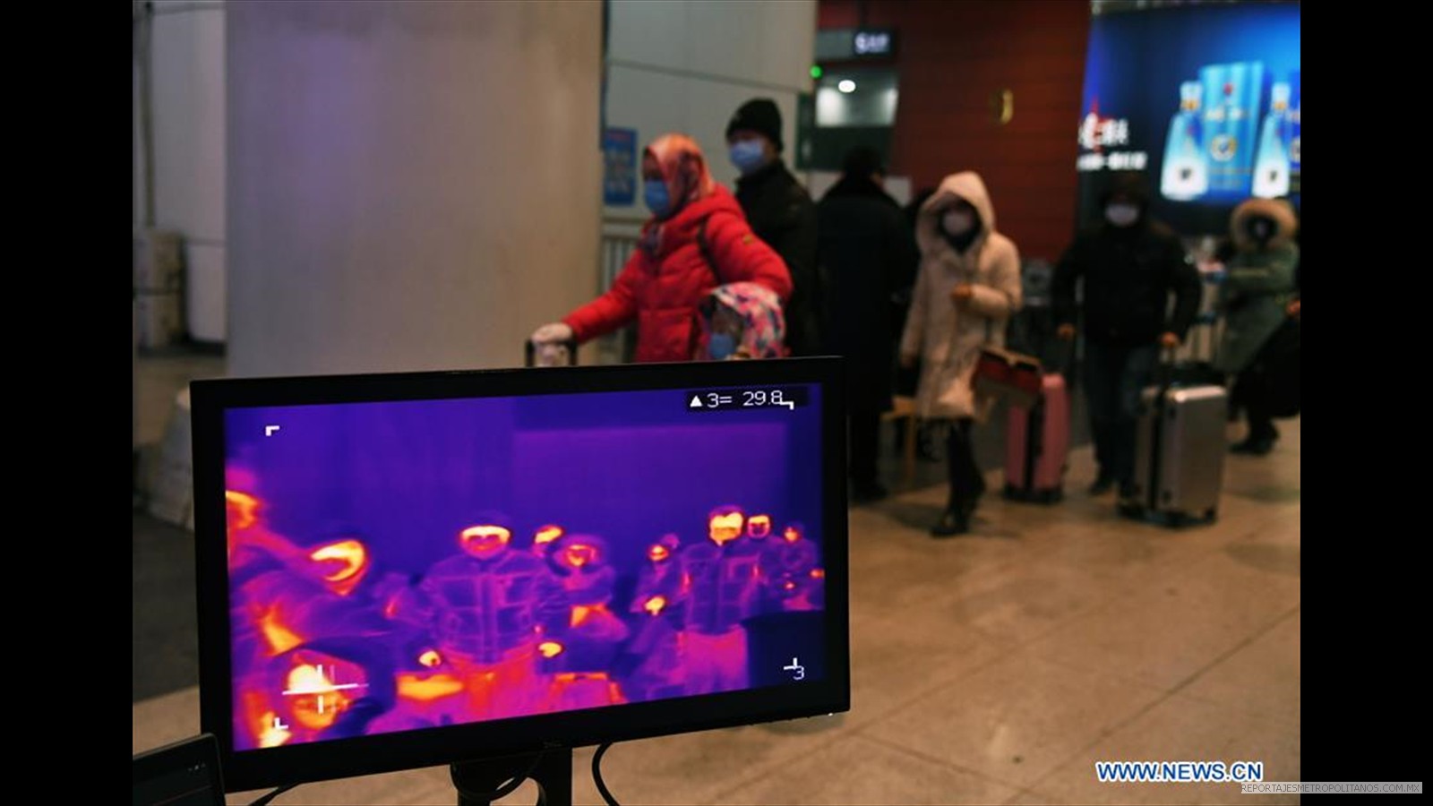 Detector de temperatura corporal en estación de tren sur de Beijing 