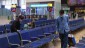 Desinfecta la sala de espera en la estación de tren sur de Beijing en Beijing