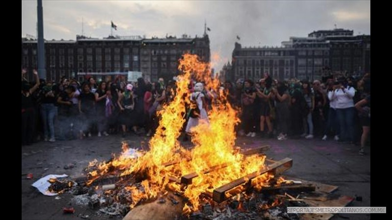 PAIS EN EL QUE LANZARON BOMBAS MOLOTV E INTENTARON INCENDIAR PALACIO NACIONAL 