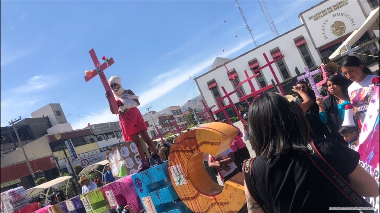 Mujeres marchan en Ecatepec contra los feminicidios. (Foto. @elvisperro1)