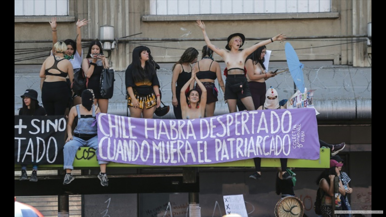 Mujeres protestan en el Día de la Mujer en Santiago