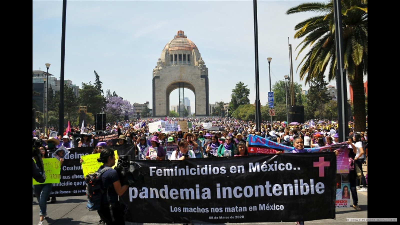 Mujeres se manifiestan en la capital de México y piden el fin de los feminicidios