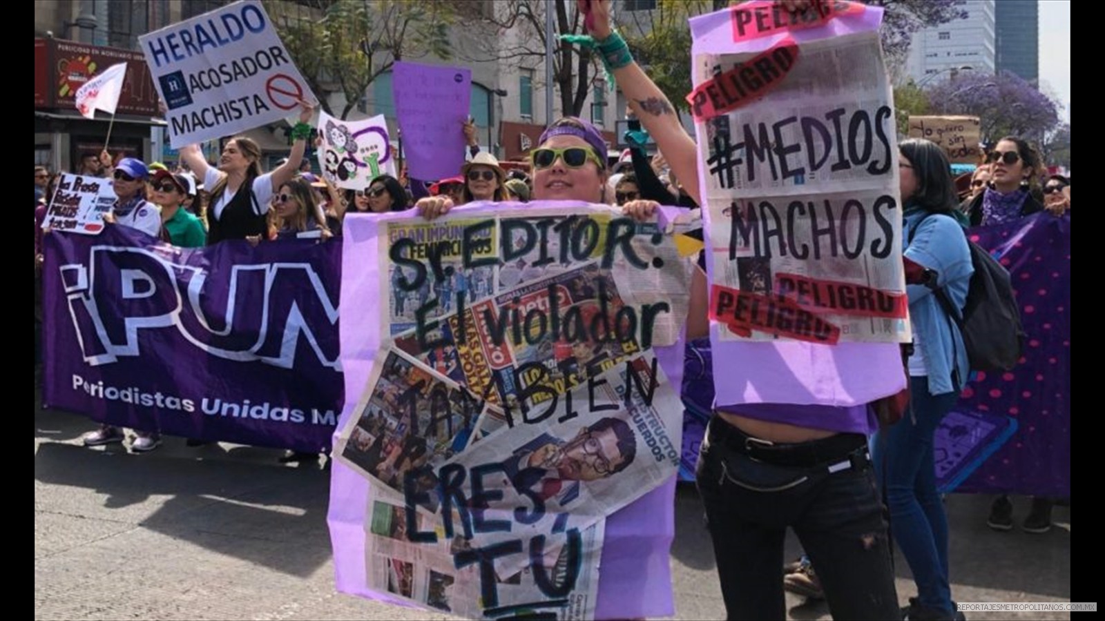 Unidas en el colectivo Periodistas Unidas Mexicanas (PUM) se unieron a las protestas. Foto Twitter @KarlaRuAr