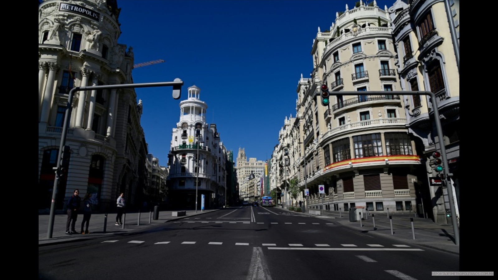 La Gran Vía de Madrid vacía ante las medidas sanitarias decretadas por el gobierno regional contra el coronavirus