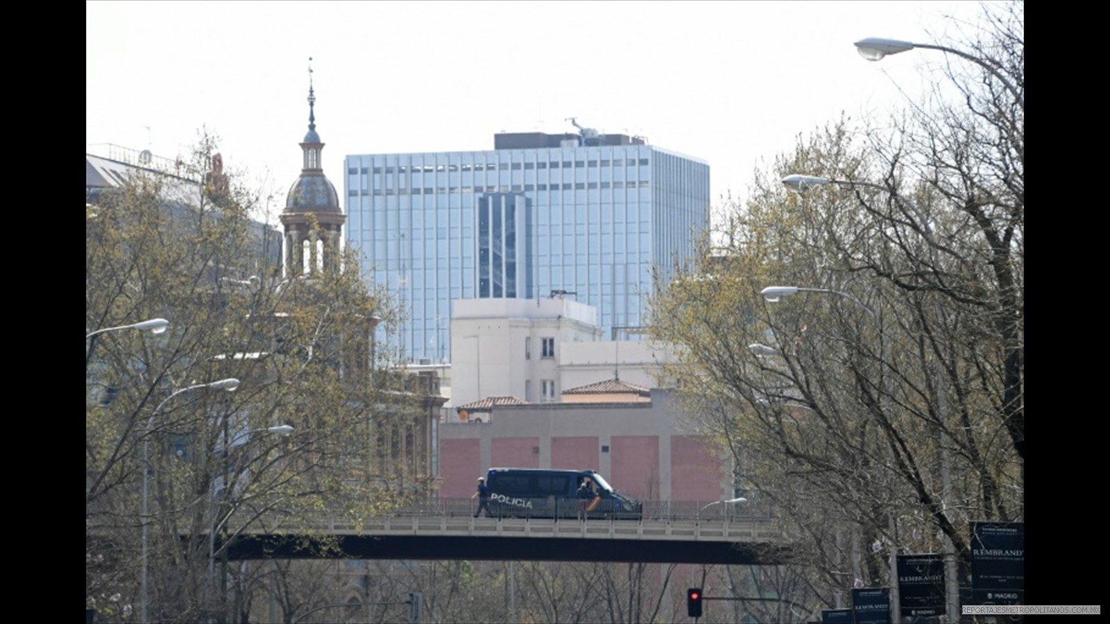 Policía Nacional de España en un puente para monitorear los movimientos de las persona