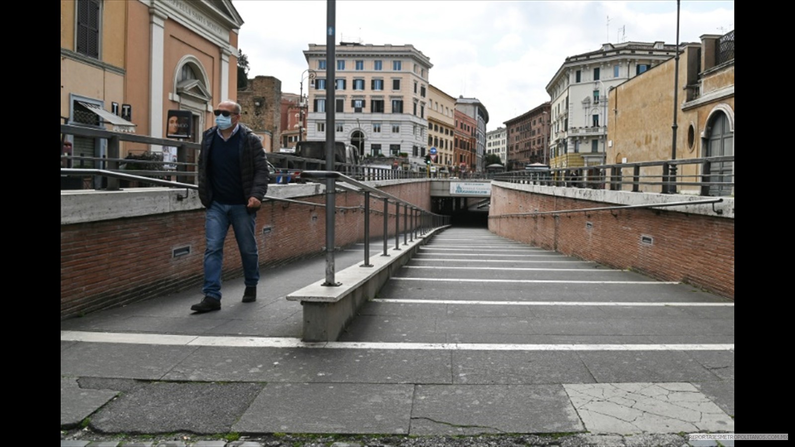 paso subterráneo del Vaticano desierto cerca de la Basilica de San Pedro, en el centro de Roma, el 15 de marzo de 2020, durante la cuarentena general debido al brote de COVID-19