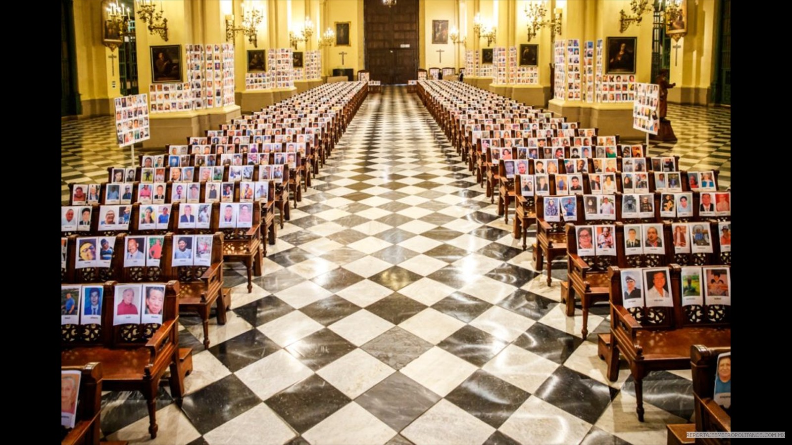 Puso las fotografías de las víctimas del Covid-19 para orar por su eterno descanso