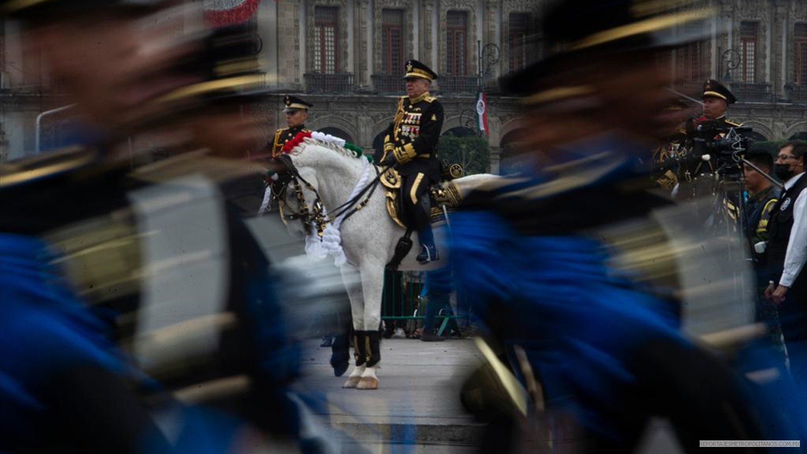 CON UN DESFILE MILITAR 