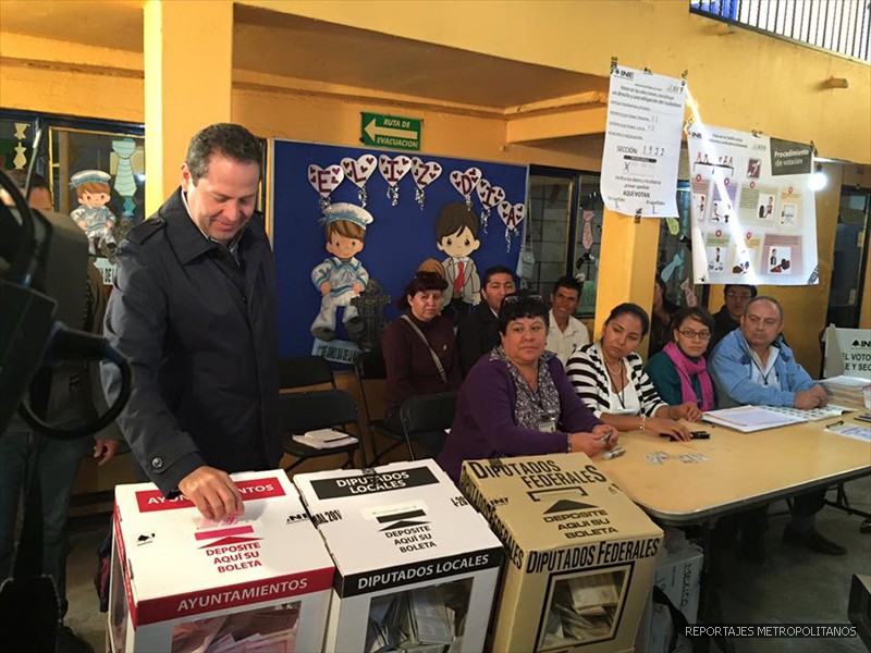 ERUVIEL AVILA VOTO EN CIUDAD AZTECA