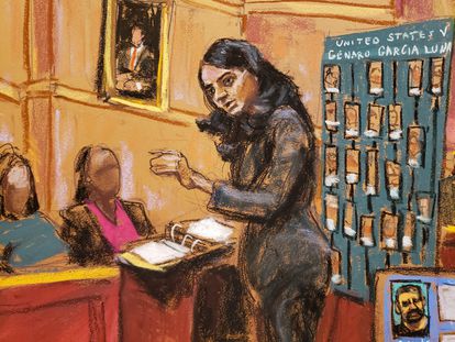 Un dibujo donde aparece la jefa de Narcóticos y Lavado de Dinero Internacionales en la Oficina del Fiscal de los Estados Unidos para el Distrito Este de Nueva York, Saritha Komatireddy, mientras ofrece sus alegatos finales al jurado con un panel de los rostros de García Luna y de varios de sus ayudantes.