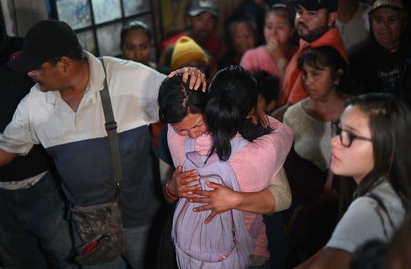 La madre del niño de 7 años en el funeral.  En manifestaciones casi diarias, los manifestantes han exigido acciones para proteger a las mujeres.