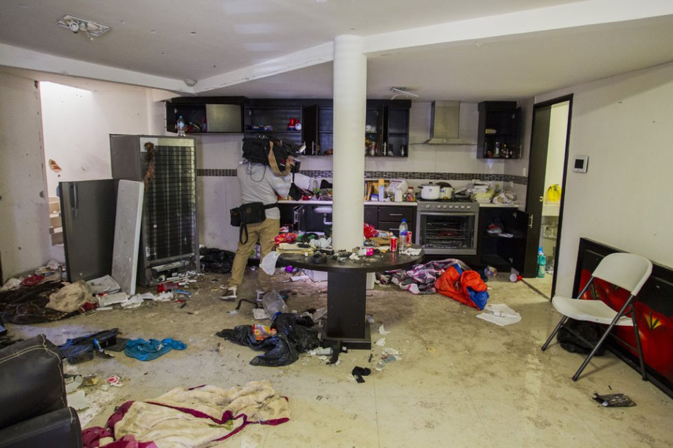 Un periodista filma el interior del escondite de El Chapo en Los Mochis después del asalto del ejército mexicano para recapturarlo, el 11 de enero de 2016 (AFP / Héctor Guerrero), _Feb 2016 Un periodista filma el interior del escondite de El Chapo en Los Mochis después del asalto del ejército mexicano para recapturarlo, el 11 de enero de 2016 (AFP / Héctor Guerrero)