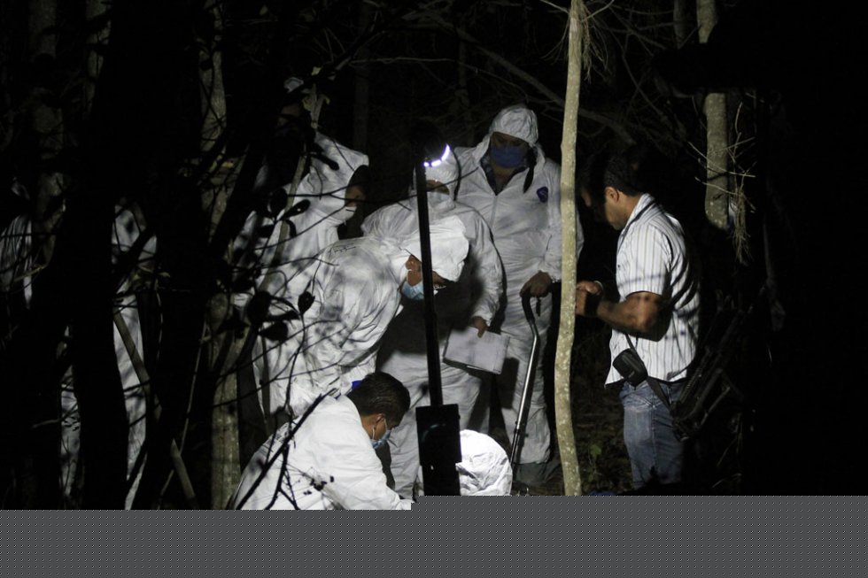 La policía científica examina una fosa descubierta en El Arenal, en el estado Jalisco, en abril de 2013 (AFP / Héctor Guerrero)